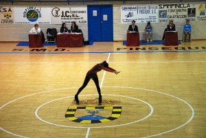 Una patinadora se prepara para comenzar su disco frente a los jueces