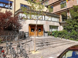 Entrada principal de la Biblioteca de Aragón donde tendrán lugar ambos eventos.