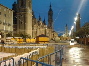 Plaza del Pilar con las casetas de artesanía. 