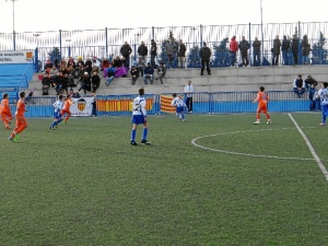 Las familias se no han querido perderse el partido de los "peques"