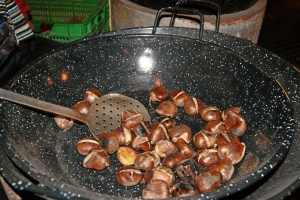 Castañas asadas en el puesto de Pilar.