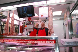 Antonio y su compañero en su puesto de carnicería en el que venden producto de Aragón