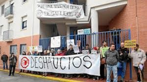 Fotografía de una protesta para evitar un desahucio en España.