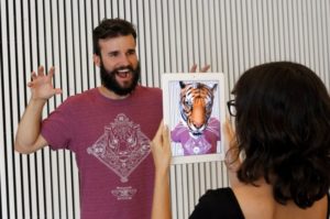 Pedro Lozano interactuando con una de sus camisetas Alive Animals. / Foto: IMASCONO.