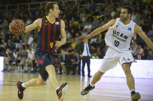 Marcelinho Huertas, ante Carlos Cabezas durante el Barça-UCAM Murcia. / FOTO: Manel Montilla 