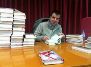 David Lozano durante una firma de su novela 'Cielo Rojo'.