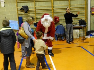 Papa Noel alegró la tarde a los peques con sus caramelos. 