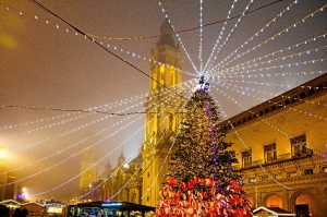 Plaza del Pilar iluminada con luces de Navidad.