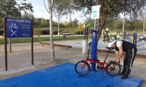 En el autotaller hay 15 herramientas para realizar reparaciones sencillas de bicis y patines