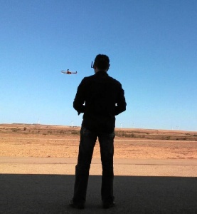 Un piloto de dron durante un vuelo.