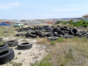 Neumáticos abandonados apilados para ser retirados.