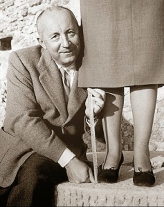 El diseñador Christian Dior midiendo la largura de una falda midi. / Foto: Pepa Maria Blog