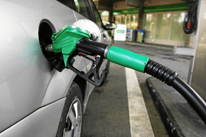 Octubre fue el cuarto mes consecutivo de bajada del precio del carburante en España / Foto: Google