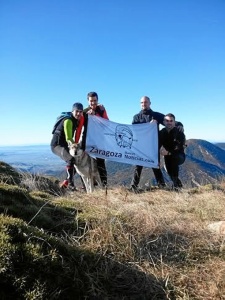 La bandera con el logo y la web de ZBN en el Pico del Águila