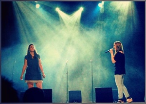 Noelia y Carla en concierto. / Foto: cantantes.