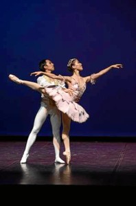 Las piezas clásicas que componen esta nueva creación son Paso a Dos de “El Corsario” y “Bella Durmiente” ambas coreografías de Marius Petipa. / Foto: Teatro de las Esquinas.