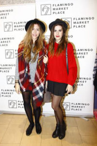 Laura Roy, estudiante de Publicidad y Sandra Gil, estudiante de Firología Inglesa, son dos zaragozanas que asistieron a la Flamingo Market Place con dos looks en tonos rojos y negros. Ambas con sombrero, la estrella de esta temporada. / Foto: Adrián Sediles.