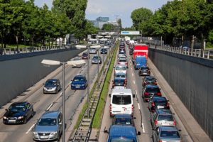 La movilidad urbana centra el tema de la exposición 'Muévete con cabeza, muévete con los pies'.