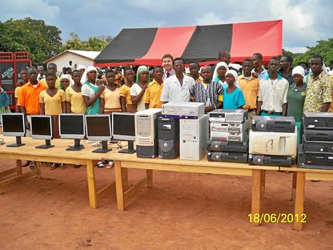 África Sí realiza proyectos de desarrollo en Ghana para facilitar el acceso a la tecnología a la población.