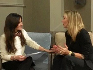 Ángela, entrevistando a Marta Robles. 