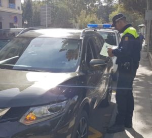 Un Policía Local controlando un vehículo.