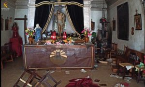 Estado en el que quedó el interior de la ermita de Tauste tras el asalto.