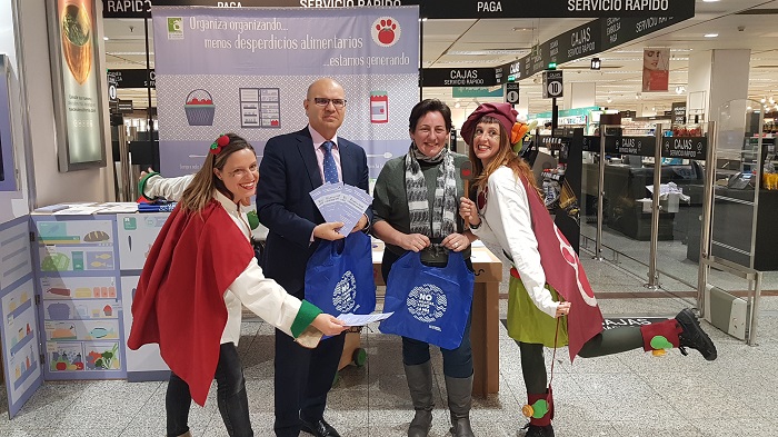 La campaña en establecimientos comerciales quiere concienciar a la población sobre el desperdicio de alimentos.