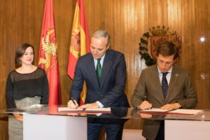 Los alcaldes de Zaragoza y Madrid firman el convenio de colaboración en materia de turismo.