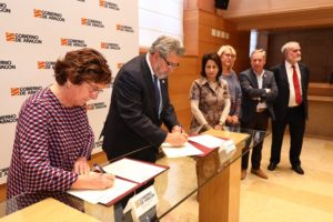 María Victoria Broto y José Antonio Mayoral firman el convenio de colaboración entre el Gobierno de Aragón y la UZ.