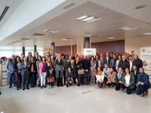 Acto de entrega simbólico del material escolar recogido durante la campaña.