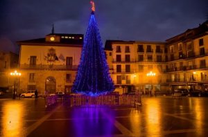 Calatayud inaugura su decoración navideña.