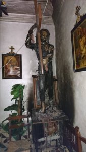 Una de las tallas de la ermita de Tauste apareció quemada.