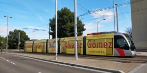 Tranvía de Zaragoza con publicidad en su exterior.