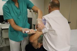 Un sanitario administra Erenumab a un paciente.