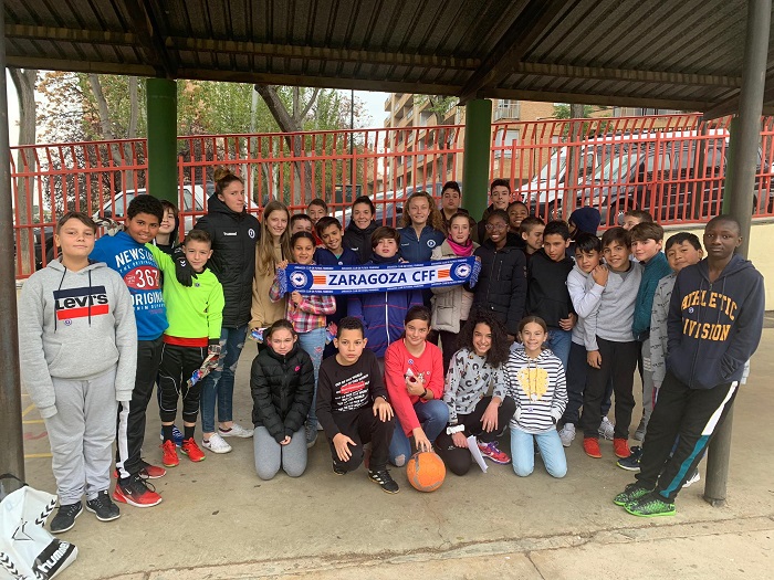 Jugadoras del Zaragoza Club de Fútbol Femenino junto a alumnos del colegio María Moliner.