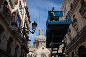 Colocación del alumbrado navideño en las calles de Zaragoza.