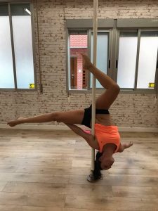 García tiene una escuela de pole dance en Zaragoza.