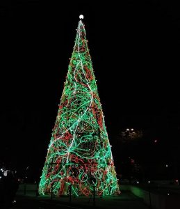 Así luce el nuevo árbol de Navidad de la Plaza Basilio Paraíso. 