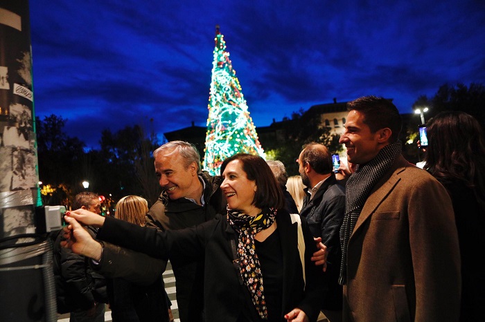 Encendido del árbol de Navidad de la El alcalde de Zaragoza, Jorge Azcón y la vicealcaldera Sara Fernánde han encendido el árbol de la Plaza Basilio Paraíso.