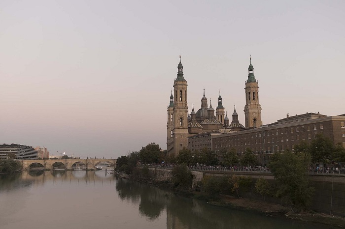 Multitudinario intercambio de libros en la Plaza del Pilar de Zaragoza esta Navidad