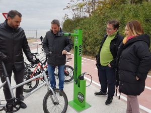 Un momento de la Inauguración del carril bici que une La Puebla de Alfindén con su polígono industrial.