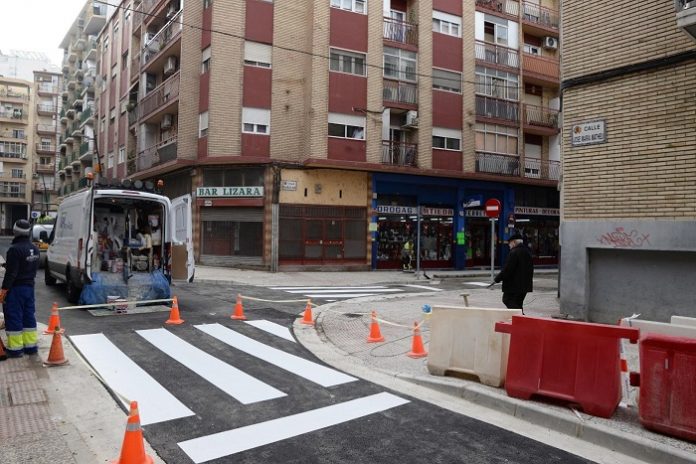 Reapertura al tráfico de la calle Matheu de Zaragoza tras su renovación