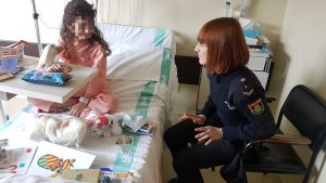 Policía Nacional arranca sonrisas a niños hospitalizados en Zaragoza