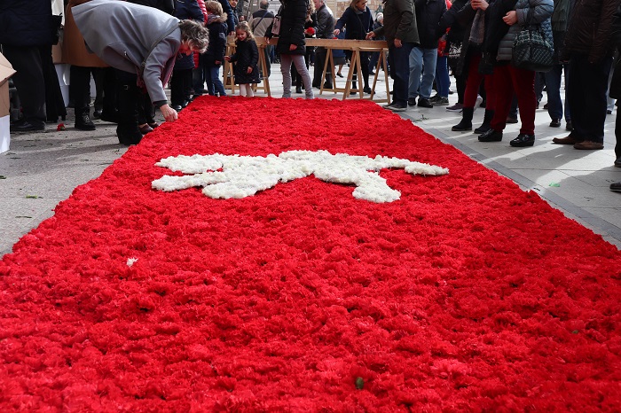 Una gran bandera floral de 10 metros para celebrar San Valero