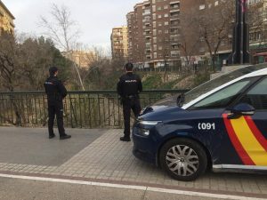 Dos policías evitan que una mujer se arroje por un puente en Zaragoza