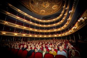 175 parejas celebran sus bodas de oro en el Teatro Principal de Zaragoza