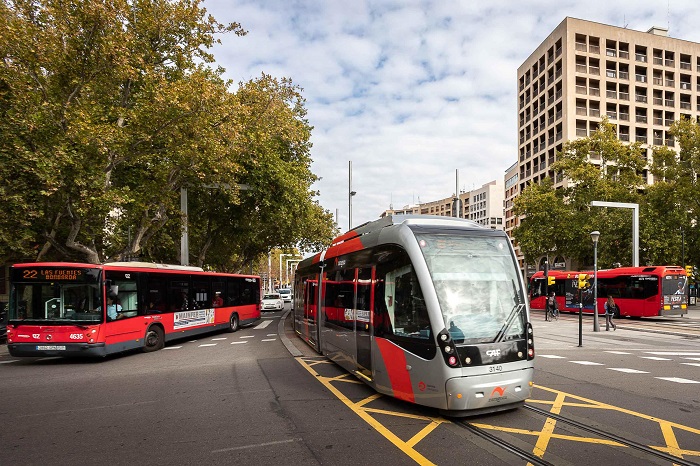 Zaragoza amplía a todos los miembros el descuento en transportes para familias numerosas