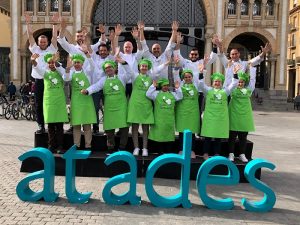 Chef y aprendices del Club Inclucina hacen sus compras en el Mercado Central