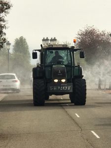 Agricultores colaboran con sus tractores para desinfectar zonas públicas