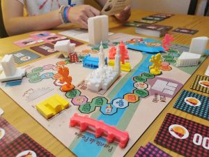 Tres jóvenes crean Mañópolis, un juego de mesa sobre Zaragoza